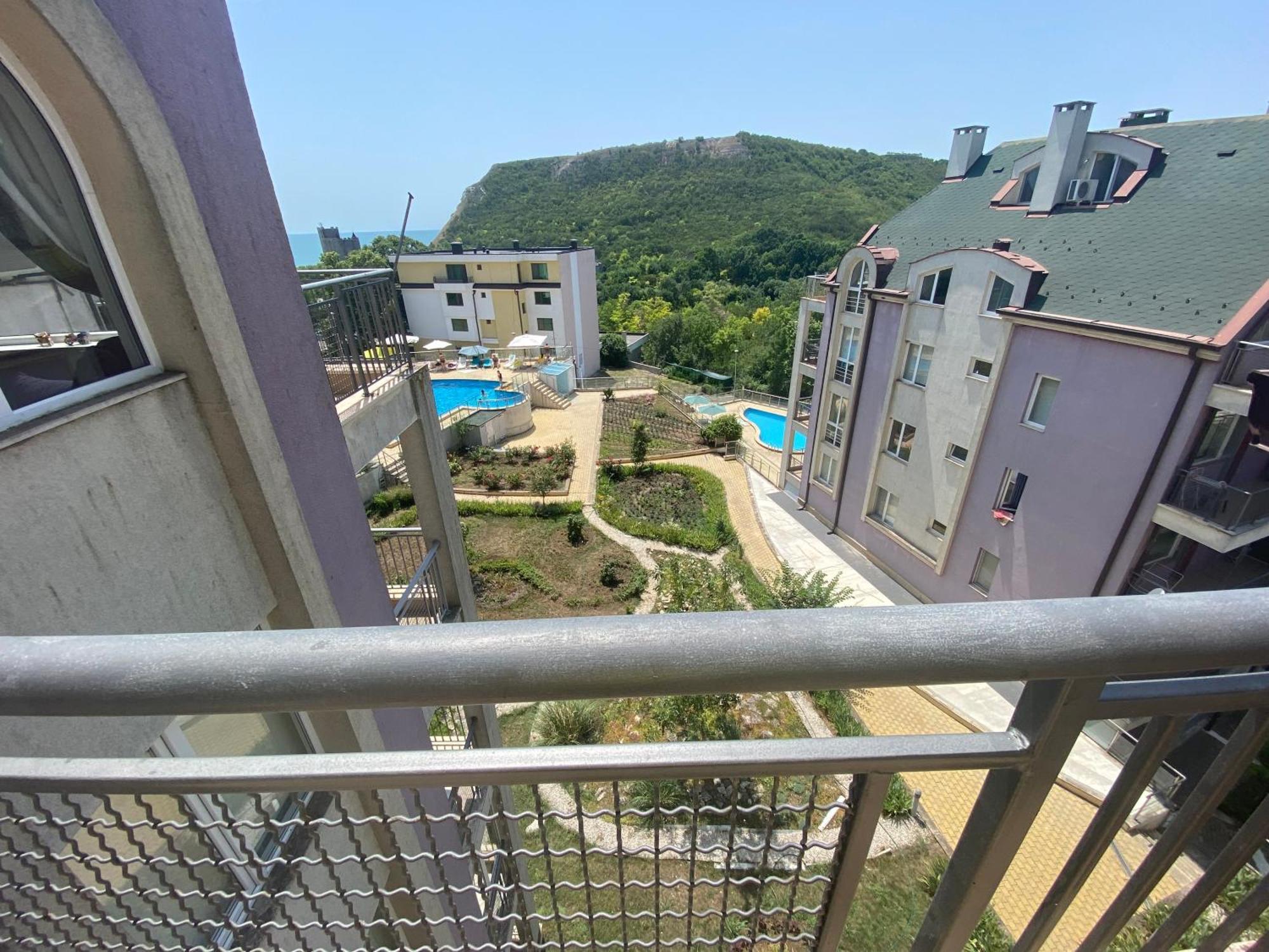 Kavarna Hills Luaran gambar